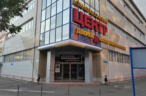 Торговый комплекс в Краснодаре с магазином "Фабрика дверей"