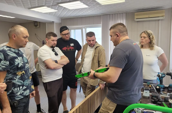 Владимир Шакуло показывает шаблон Солдатова